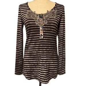 Daytrip - The Buckle gray black striped top lace floral neckline #58489 Small‎